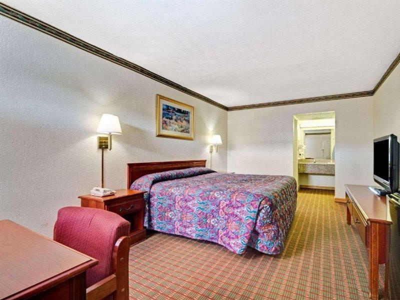 Super 8 By Wyndham Mcdonough Ga Hotel Luaran gambar